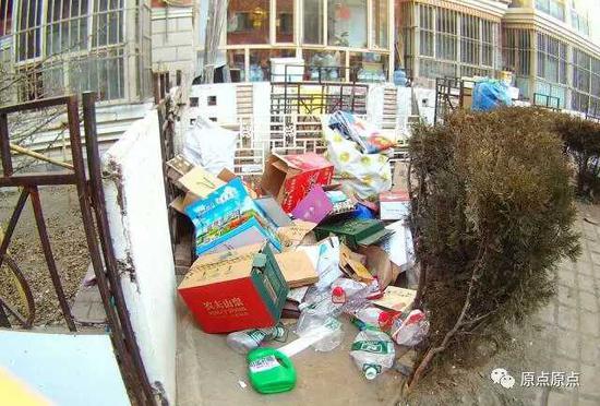 小区内常见杂物乱堆的现象折射部分物业服务企业失责的现实。